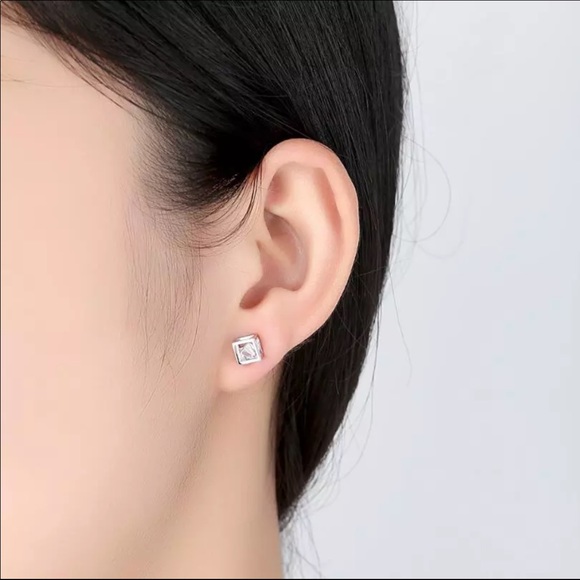 🌟  Silver CZ Stud Earrings - Picture 3 of 4